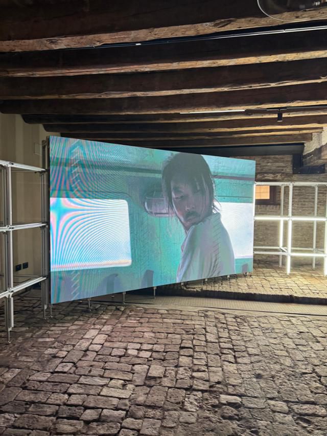 이탈리아 베니스 몰타 수도원에서 개막한 베니스비엔날레 한국관 건립 30주년 특별전 '모든 섬은 산이다' 전시에 출품된 문경원과 전준호의 영상작업 '미지에서 온 소식:일식(2022)'. 배우 류준열이 참여해 화제를 낳았다. 베네치아=이혜미 기자