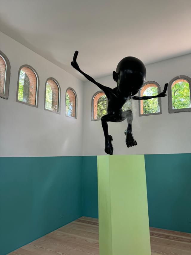 '우스(OUSSS)'는 구정아의 작업에서 중심축을 이루는 개념으로 작가가 창안한 수수께끼 같은 우주인 동시에 하나의 단어이자 형태소, 물질이자 마음의 상태며 기운이다. 2분에 한 번씩 우스의 코에서는 향수 브랜드 논픽션이 상업 향수 용도로 조향한 '오도라마 시티'의 향이 분사된다. 베네치아=이혜미 기자