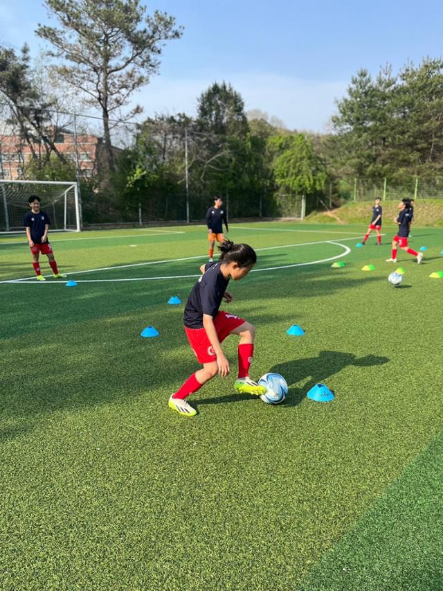 전북체육중 여자축구부 한 선수가 공을 차고 있다. 전북체육중 제공