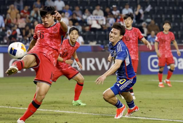 22일 카타르 도하 자심 빈 하마드 스타디움 열린 2024 AFC U-23 아시안컵 조별리그 B조 3차전 한국과 일본의 경기에서장시영(왼쪽)이 공을 걷어내고 있다. 카타르 교도=연합뉴스