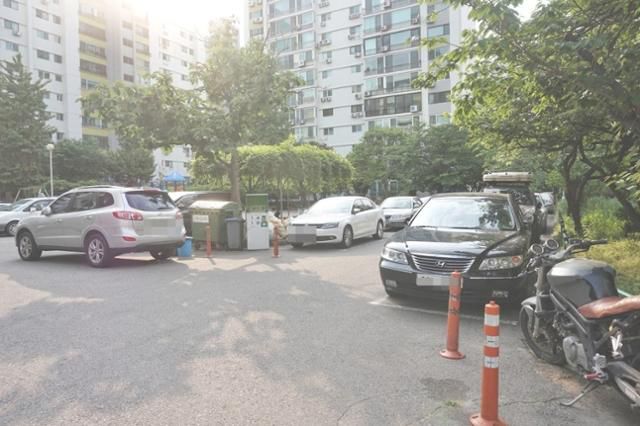 12중 연쇄 추돌 사고가 난 서울 영등포구 한 아파트. 이 아파트는 고질적인 주차난을 겪고 있어 평소 이중주차를 하는 경우가 많은 것으로 알려졌다. 네이버 부동산