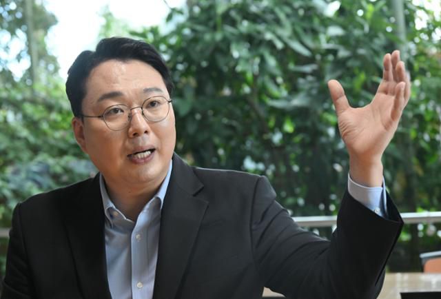 천하람 개혁신당 당선자가 24일 국회 의원회관에서 인터뷰를 하고 있다. 고영권 기자