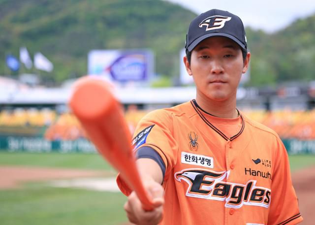 야구 예능프로그램 '최강야구' 출신의 한화 내야수 황영묵이 21일 대전 한화생명이글스파크에서 포즈를 취하고 있다. 한화 제공