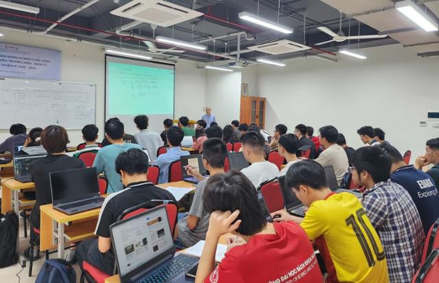 응우옌득민 베트남 하노이과학기술대학교(HUST) 전기전자공학부 교수가 지난 6일 디지털 회로 설계 강의를 진행하고 있다. 정규 수업이 아닌 토요일마다 진행되는 특강이지만 강의실은 반도체에 관심을 가진 학생들로 발 디딜 틈 없었다. 하노이=허경주 특파원