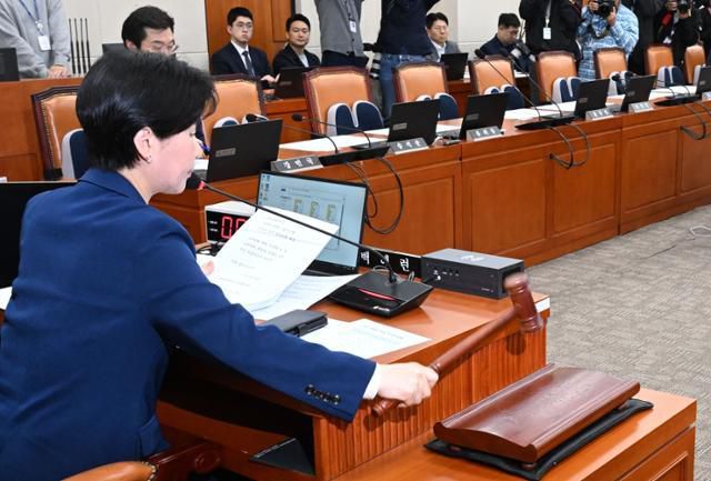 더불어민주당 소속 백혜련 국회 정무위원장이 23일 국회에서 열린 정무위원회 전체회의에서 의사봉을 두드리고 있다. 고영권 기자