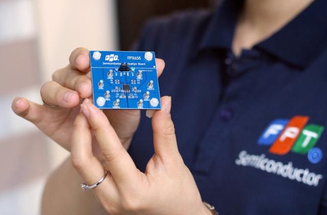 지난 8일 베트남 하노이에 위치한 ‘FPT반도체’ 사무실에서 한 직원이 회사가 자체 설계한 반도체 칩을 선보이고 있다. FPT반도체는 ‘베트남의 구글’로 불리는 현지 최대 IT기업 FPT그룹이 2022년 3월 출범한 반도체 자회사다. 하노이=허경주 특파원
