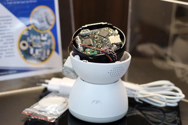 FPT반도체가 설계한 칩이 내장된 사물인터넷(IoT) 기기. 베트남 기업이 반도체를 100% 자체 설계한 것은 FPT가 최초다. 하노이=허경주 특파원
