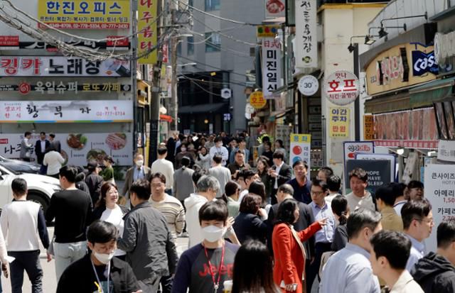 12일 시민들이 서울 중구 식당가 인근을 걷고 있다. 뉴시스