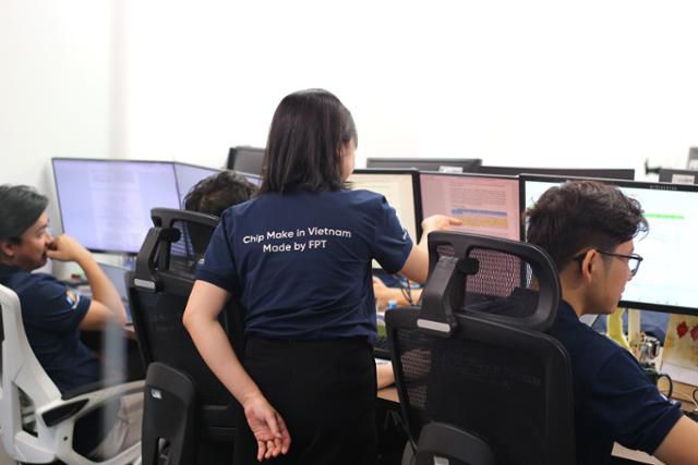 지난 8일 베트남 하노이에 위치한 ‘FPT반도체’ 사무실에서 직원이 회로 관련 논의를 하고 있다. 하노이=허경주 특파원