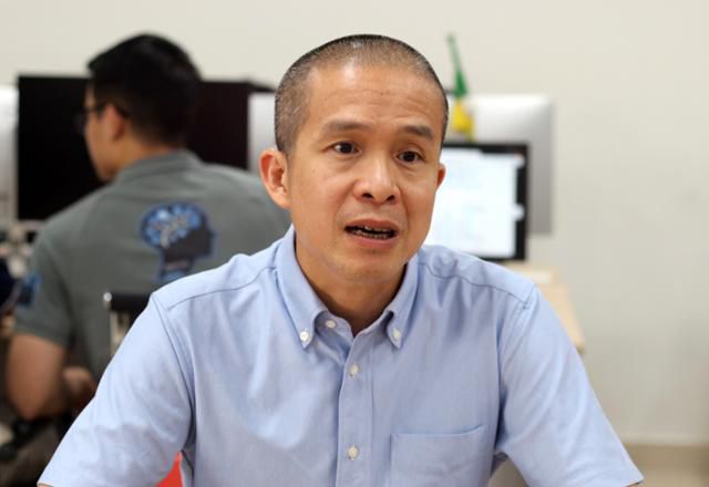 응우옌득민 베트남 하노이과학기술대(HUST) 교수가 지난 6일 연구실에서 한국일보와 만나 베트남 반도체 산업 전망과 인재 양성의 중요성에 대해 설명하고 있다. 하노이=허경주 특파원