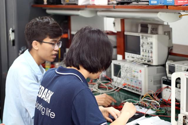 지난 6일 베트남 최고 명문 공과대학 하노이과학기술대학교(HUST)에서 석사 과정 다오반쿠엣(왼쪽)이 3학년 후배 부티후옌에게 반도체 회로 원리를 설명하고 있다. 하노이=허경주 특파원