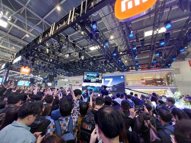 25일(현지시간) 중국 베이징 국제전람센터 순이관 샤오미 전시관에서 수백 명의 취재진이 행사를 취재하기 위해 스마트폰을 꺼내 들고 사진을 촬영하고 있다. 이날 모터쇼에선 샤오미와 비야디(BYD) 등 중국 전기차 업체에 대한 취재진의 관심이 특히 뜨거웠다. 베이징=조영빈 특파원