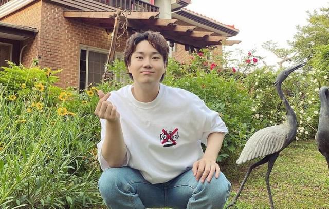 가수 겸 작곡가 유재환이 작곡비 및 건강 문제 등을 핑계로 한 금전 사기 논란에 휩싸인 가운데, 입장을 밝혔다. 유재환 SNS 제공