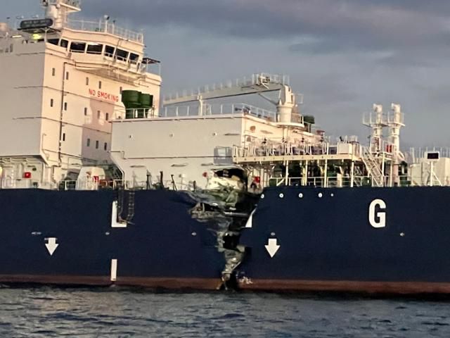 전남 완도군 청산면 여서도 남서쪽 5.5㎞ 해상에서 화객선과 충돌해 파손된 LNG 운반선 모습. 해양경찰청 제공