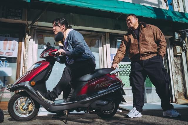 마석도(마동석)가 범죄자를 잡는 모습. '범죄도시4' 스틸컷