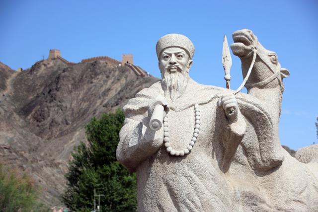 간쑤성 자위관 현벽장성에 실크로드를 지나 신장 토벌에 나선 좌종당의 석상이 세워져 있다. ⓒ최종명