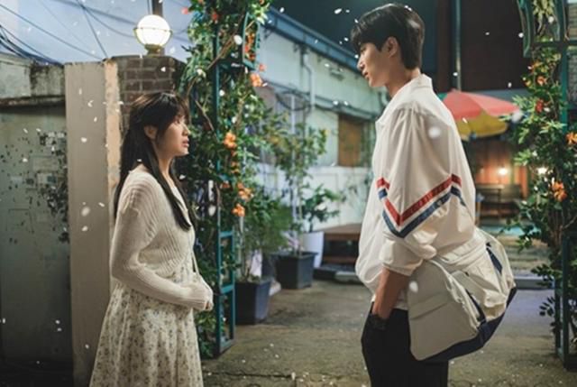 지난 8일 tvN '선재 업고 튀어'가 첫 방송됐다. 작품은 자신을 살게 해줬던 유명 아티스트 류선재의 죽음으로 절망했던 열성팬 임솔이 최애를 살리기 위해 시간을 거슬러 2008년으로 돌아가는 타임슬립 구원 로맨스다. tvN 제공