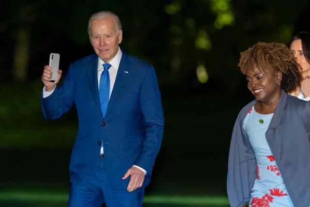 8일 미국 위스콘신주 라신카운티와 일리노이주 시카고에서 유세한 조 바이든(왼쪽) 미 대통령이 당일 저녁 워싱턴 백악관으로 돌아와 대통령 전용 헬기인 마린원에서 내린 뒤 카린 장-피에르(오른쪽 전면) 백악관 대변인과 함께 경내 잔디밭(사우스론)을 걸어가고 있다. 워싱턴=AP 연합뉴스