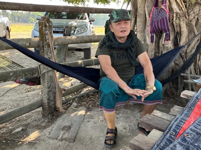 지난해 1월 미얀마 카렌주 코커레이크에서 만난 시민방위군(PDF) 백호부대 써빅카 제3사령관이 지뢰로 다리를 잃은 사연을 설명하고 있다. 그는 2021년 5월 미얀마 군부가 점령했다가 도망치면서 매설해 둔 지뢰를 밟아 오른 무릎 아래를 잃었다. 코커레이크=허경주 특파원