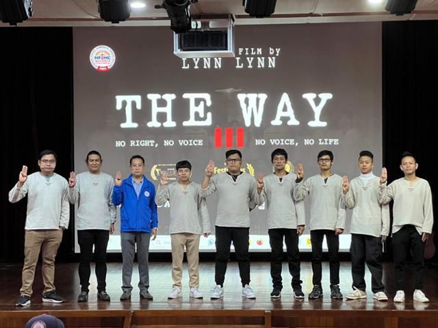 아웅민(맨 왼쪽)과 미얀마연방민주주의승리연합 회원들이 지난해 11월 인천 부평에서 미얀마 민주화 염원이 담긴 영화 '더 웨이' 상영 행사가 끝난 뒤 저항의 상징인 '세 손가락 경례'를 하고 있다. 아웅민 제공