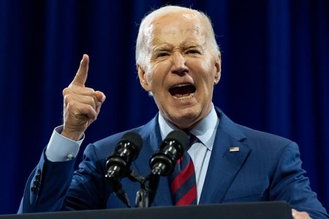 조 바이든 미국 대통령이 2일 델라웨어주 윌밍턴 컨벤션센터에서 열린 선거 유세에서 격정적인 표정으로 연설하고 있다. 윌밍턴=AP 연합뉴스