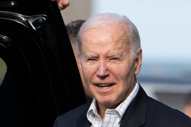 조 바이든 미국 대통령이 12일 미사를 마친 뒤 델라웨어주 레호보스비치의 세인트에드먼드 로마가톨릭교회를 떠나며 취재진 질문에 답하고 있다. 레호보스비치=AP 연합뉴스