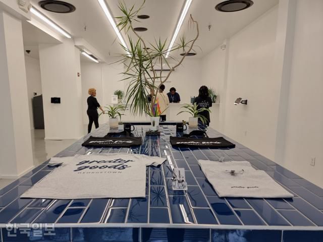 7일 미국 워싱턴 조지타운에 있는 한 마리화나 판매점의 내부. 기념품을 사면 마리화나를 사은품으로 주는 ‘회색시장’이다. 5분 남짓 동안 두 팀이 마리화나를 받아 갔을 정도로 장사가 잘 된다. 워싱턴=권경성 특파원