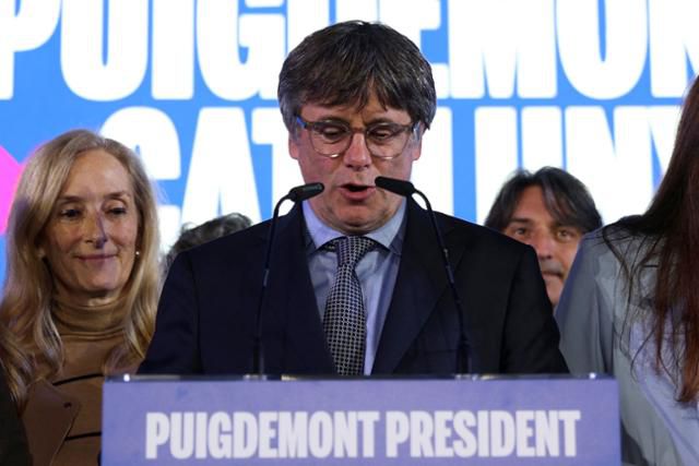 카를레스 푸지데몬 전 스페인 카탈루냐 자치정부 수반이 12일 프랑스 아르젤레쉬르메르에서 카탈루냐 지방선거 결과와 관련해 연설하고 있다. 푸지데몬 전 수반은 카탈루냐 분리독립을 강경하게 주장하는 정당인 '카탈루냐를 위해 함께(JxCat)' 소속으로, 2017년 이후 해외 도피 생활을 하고 있다. 아르젤레쉬르메르=로이터 연합뉴스