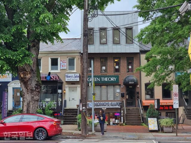 7일 미국 워싱턴 펠리세이즈 지역에 있는 의료용 마리화나 판매점. 반경 1,000피트(약 305m) 내에 학교가 5개나 있어 학부모들의 원성을 사고 있다. 마리화나에 관대한 미국이지만 여전히 갈등은 존재한다. 워싱턴=권경성 특파원