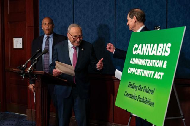 척 슈머(가운데) 미국 민주당 상원 원내대표가 1일 워싱턴 연방의회에서 마리화나 합법화 방안을 설명하는 기자회견을 열고 있다. 왼쪽은 코리 부커 상원의원, 오른쪽은 론 와이든 상원의원. 두 사람 다 민주당 소속이다. 워싱턴=AFP 연합뉴스