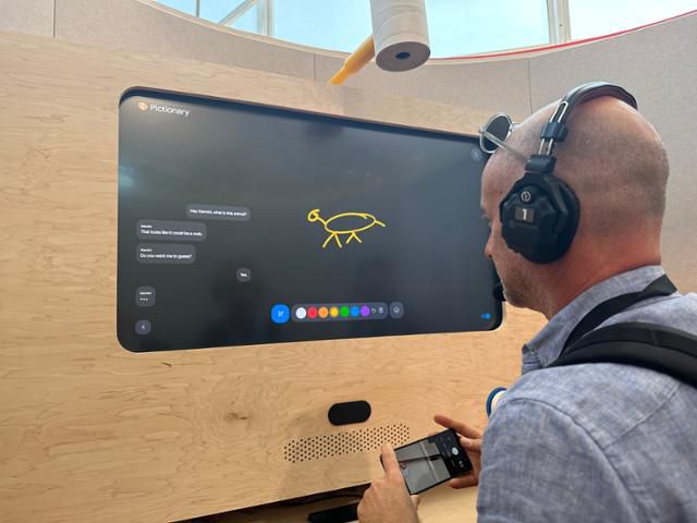 15일 미국 실리콘밸리 구글 본사에 마련된 '프로젝트 아스트라' 체험관에서 인공지능 비서를 체험 중인 모습. 펜으로 개를 그린 뒤 이게 뭐냐고 질문하자, 아스트라는 게라고 엉뚱한 답변을 내놨다가 몇 차례 정정 끝에 개라고 답을 맞췄다. 실리콘밸리=이서희 특파원