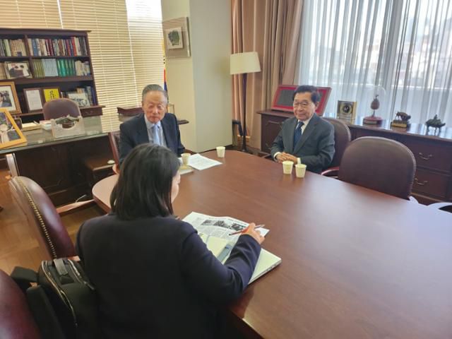 13일 서울 마포구 동교동 김대중도서관에서 진행된 인터뷰에서 권노갑 김대중재단 이사장과 양영두 흥사단 상임대표가 발언하고 있다. 김대중도서관 제공