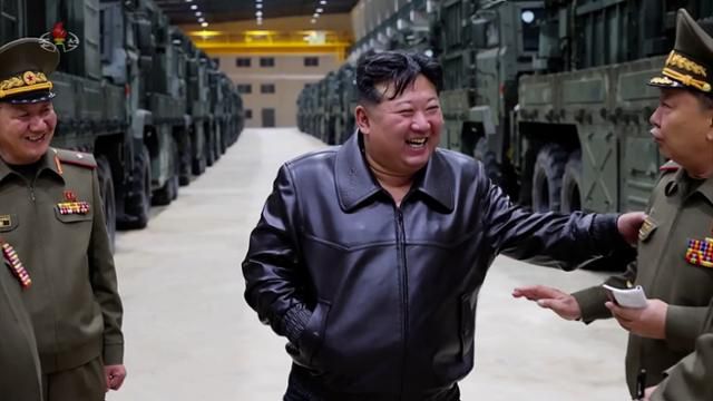 김정은(가운데) 북한 국무위원장이 14일 인민군 중요화력타격 임무를 맡고 있는 미사일연합부대들의 새 전술미사일무기체계를 파악했다고 조선중앙TV가 15일 보도했다. 사진은 조선중앙TV 화면을 캡처한 것이다. 연합뉴스