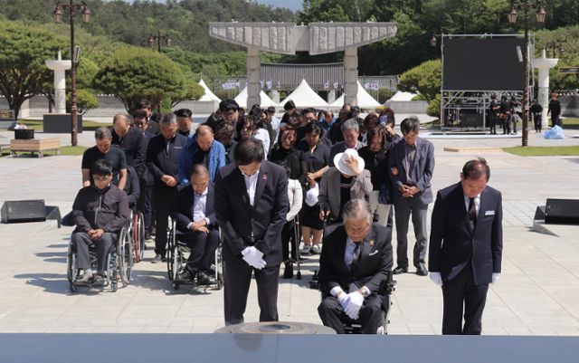 44주년 5·18 민주화운동 기념일을 이틀 앞둔 16일 광주장애인정책연대, 광주장애인총연합회, 광주장애인종합지원센터 등 광주 지역 20여 개 장애인 단체가 5·18 민주묘지를 찾아 참배하고 있다. 광주장애인총연합회 제공