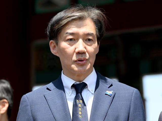 조국 조국혁신당 대표가 18일 오후 광주 북구 국립5·18민주묘지에서 제44주년 5·18 광주민주화운동 기념식을 마치고 민주의문에서 언론 질의응답을 하고 있다. 광주=뉴스1