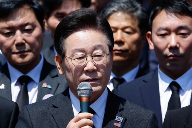 이재명 더불어민주당 대표가 18일 광주 북구 국립5·18민주묘지에서 5·18민주화운동 제44주년 기념식을 마친 후 기자회견을 하고 있다. 광주=뉴스1