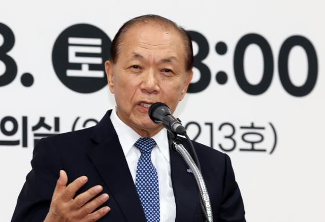 황우여 국민의힘 비상대책위원장이 18일 5·18민주화운동 제44주년 기념식 참석 이후 광주 서구 김대중컨벤션센터에서 열린 원외 조직위원장 간담회에 참석해 발언하고 있다. 광주=연합뉴스