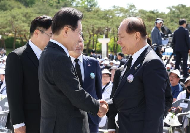황우여(오른쪽) 국민의힘 비상대책위원장과 이재명 더불어민주당 대표가 18일 광주 북구 국립5·18민주묘지에서 열린 제44주년 5·18민주화운동 기념식에서 만나 악수하고 있다. 대통령실통신사진기자단