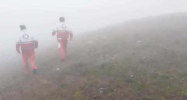 19일 에브라힘 라이시 이란 대통령이 탄 헬기 추락 사고 현장인 이란 동아제르바이잔주 중부 바르즈건 지역에 출동한 구조대원들이 자욱한 안개 속에서 수색작업을 벌이고 있다. 바르즈건=로이터 연합뉴스