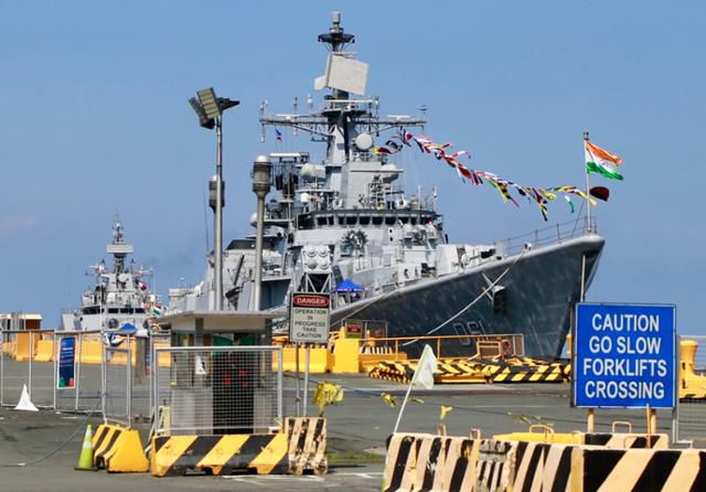 인도 해군 유도탄 구축함 델리호가 20일 필리핀 마닐라항에 정박해 있다. 마닐라=EPA 연합뉴스