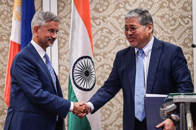 수브라함 자이샨카르(왼쪽) 인도 외무장관이 지난 3월 필리핀 마닐라에서 엔리케 마날로 필리핀 외교장관과 만나 악수를 나누고 있다. 마닐라=AFP 연합뉴스