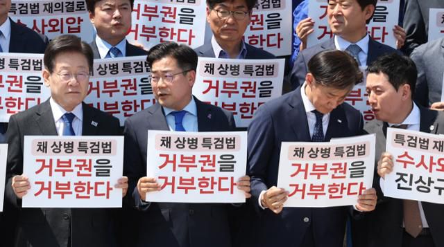 21일 서울 여의도 국회 앞 계단에서 열린 '채 상병 특검법 재의 요구 규탄 야당·시민사회 공동기자회견'에서 이재명(앞줄 왼쪽부터) 더불어민주당 대표, 박찬대 원내대표, 조국 조국혁신당 대표, 임태훈 군인권센터 소장이 대화를 하고 있다. 뉴시스