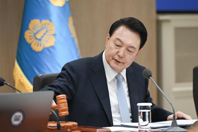 윤석열 대통령이 4월 16일 서울 용산 대통령실 청사에서 열린 국무회의를 주재하고 있는 모습. 대통령실 제공