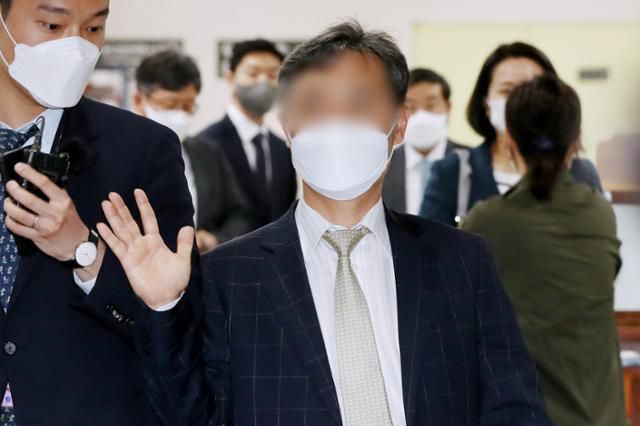 윤규근 총경이 2021년 5월 20일 오후 서울 서초구 서울고법에서 열린 자본시장법 위반 등 혐의 항소심 선고 공판에 출석하고 있다. 뉴스1