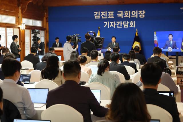 김진표 국회의장이 22일 오전 서울 여의도 국회 사랑재에서 열린 퇴임 기자간담회에서 발언하고 있다. 연합뉴스