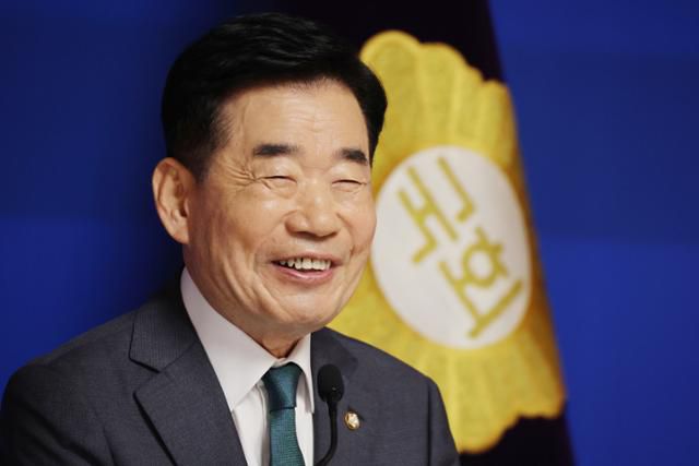 김진표 국회의장이 22일 오전 서울 여의도 국회 사랑재에서 열린 퇴임 기자간담회에서 취재진의 질문에 답변하고 있다.연합뉴스