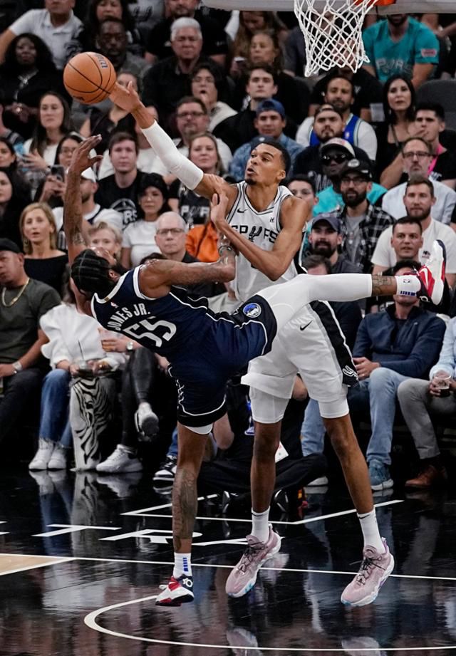 미국프로농구(NBA) 샌안토니오의 빅토르 웸반야마가 2023년 10월 25일 2023~24시즌 NBA 정규리그 댈러스와의 홈 경기에서 블록슛을 하고 있다. 샌안토니오=AP 연합뉴스