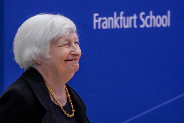 재닛 옐런 미국 재무장관이 21일 독일 프랑크푸르트의 금융경영대학원에서 명예 박사 학위를 수여받은 뒤 연설을 하고 있다. 프랑크푸르트=AP 연합뉴스