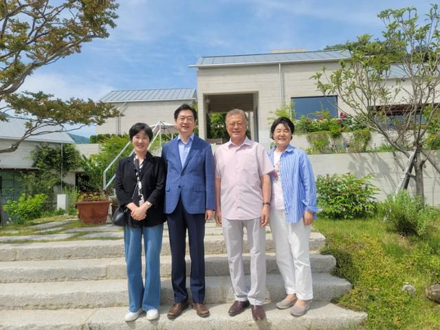 김경수 전 경남지사 내외가 22일 오후 경남 양산시 평산마을 소재 대통령 자택을 찾아 문재인 전 대통령과 김정숙 여사와 기념촬영을 하고 있다. 더불어민주당 경남도당 제공