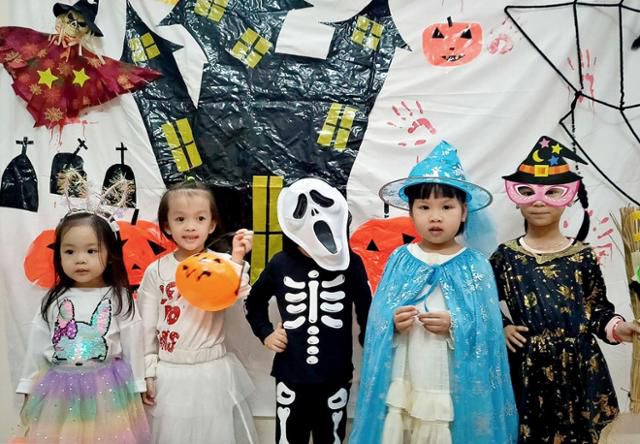 핼러윈을 앞둔 지난해 10월 베트남 하노이의 한 유치원에서 아이들이 자신의 분장을 뽐내고 있다. 하노이=허경주 특파원